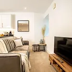 1-Bed Apartment With Wifi & Full Kitchen Included