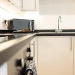 1-Bed Apartment With Wifi & Full Kitchen Included