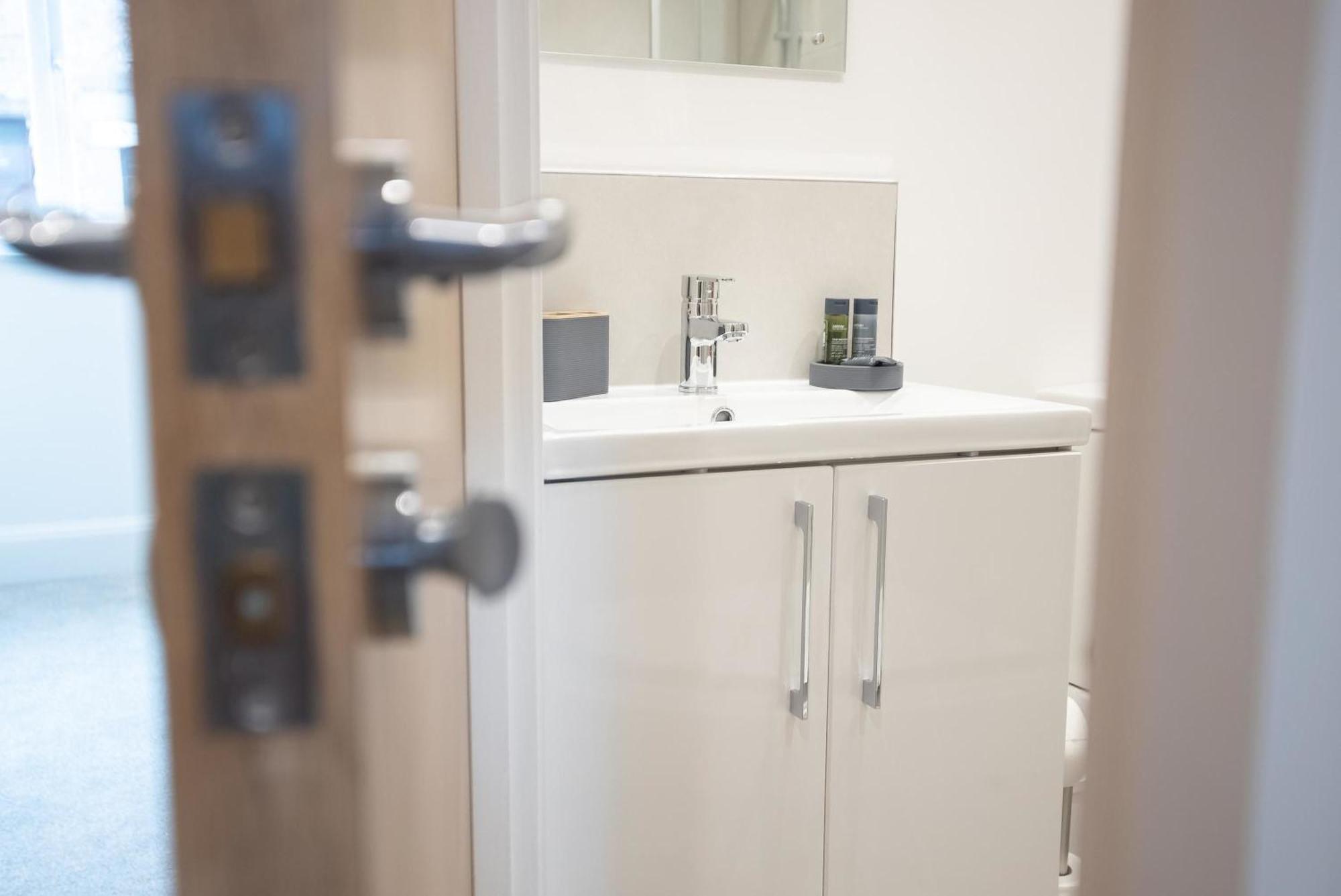 Apartment 1-bed With Wifi & Full Kitchen Included